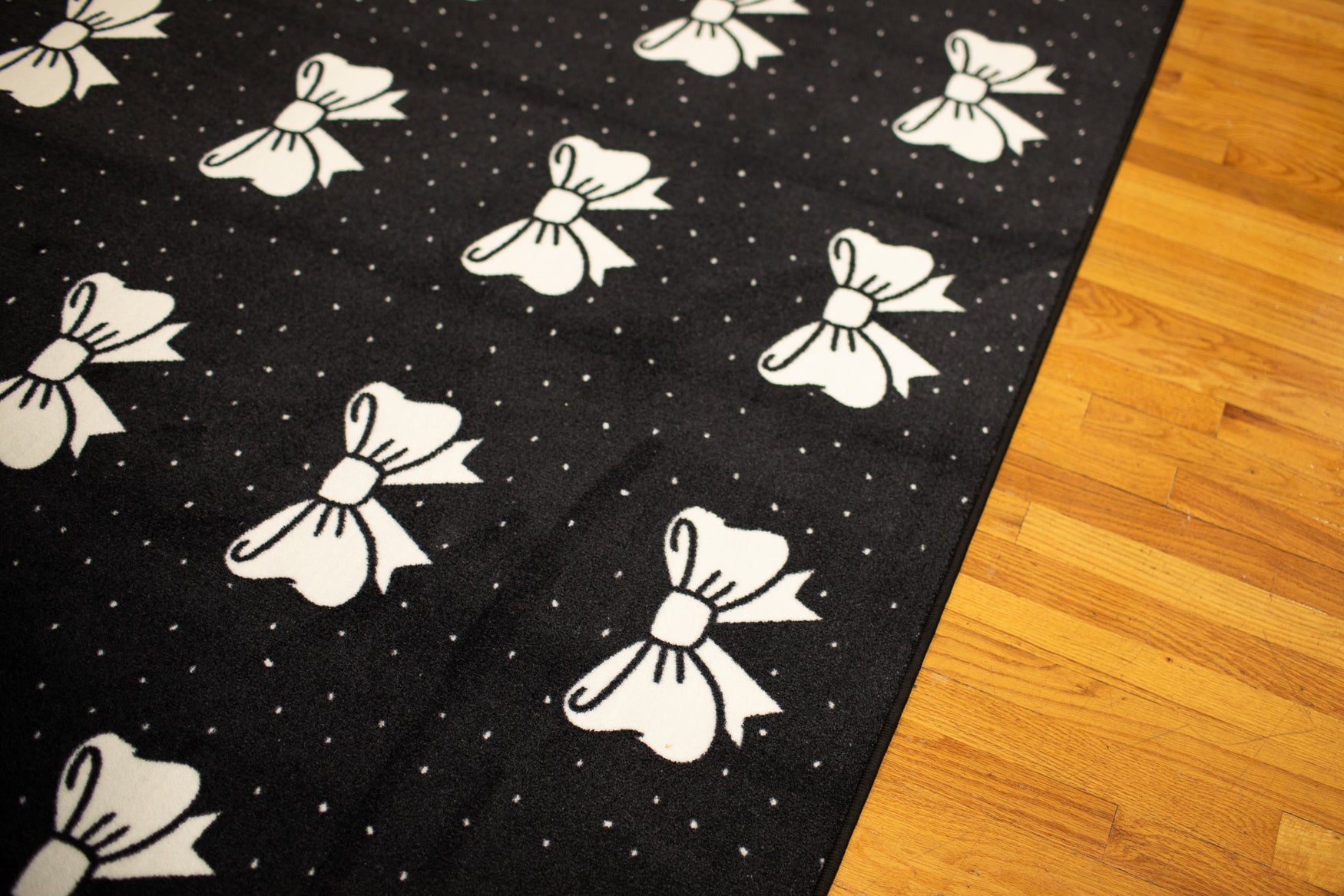 SCHOOLGIRL BLACK AND WHITE BOW SIT SPOTS