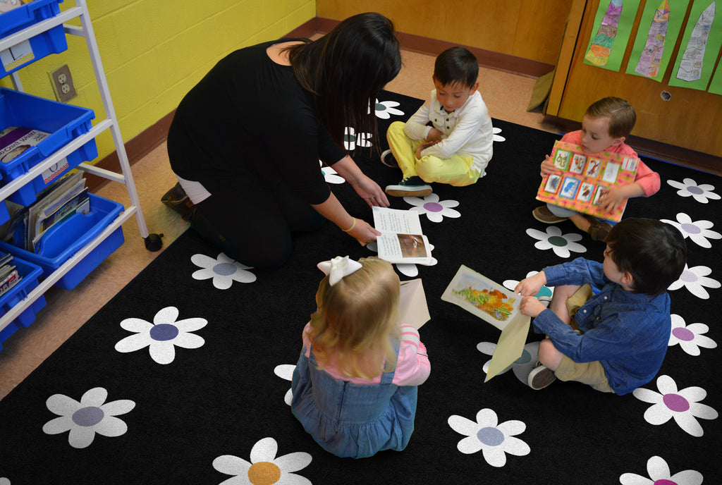 SCHOOLGIRL DAISIES ON BLACK