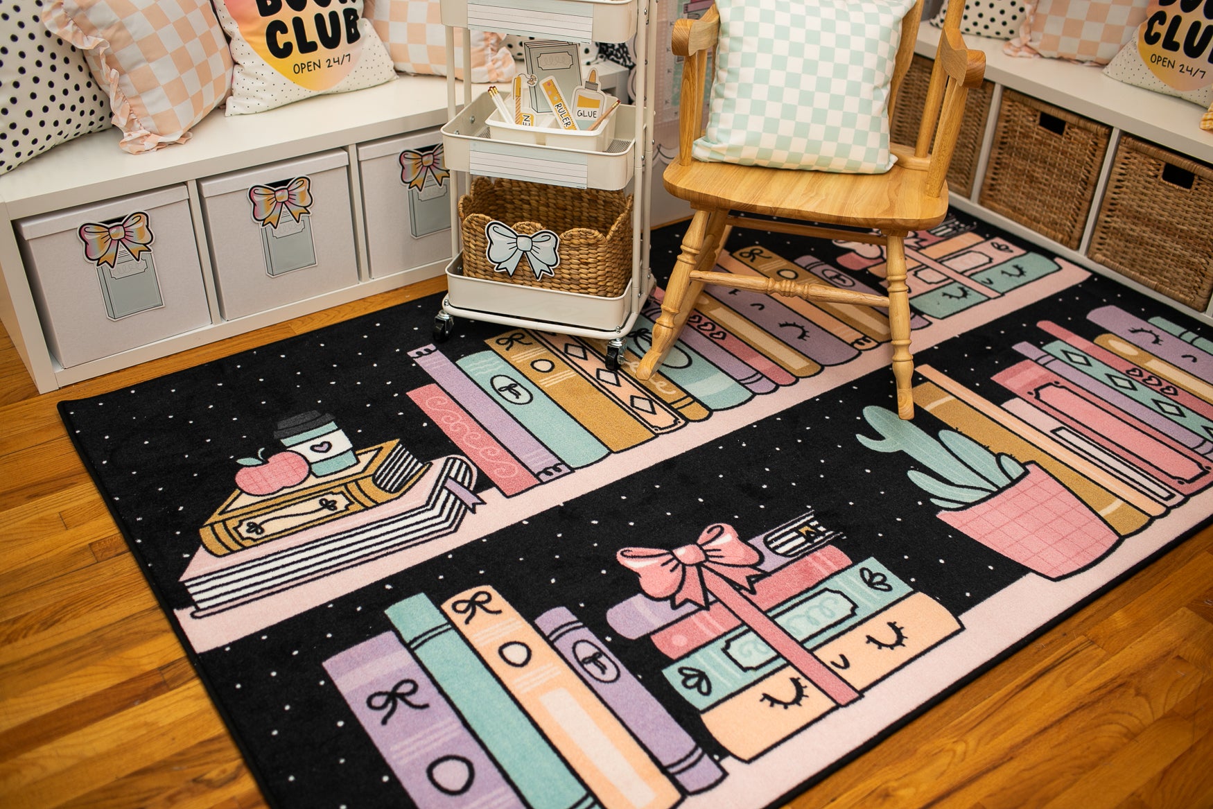 SCHOOLGIRL BOOKSHELF WITH DOTS