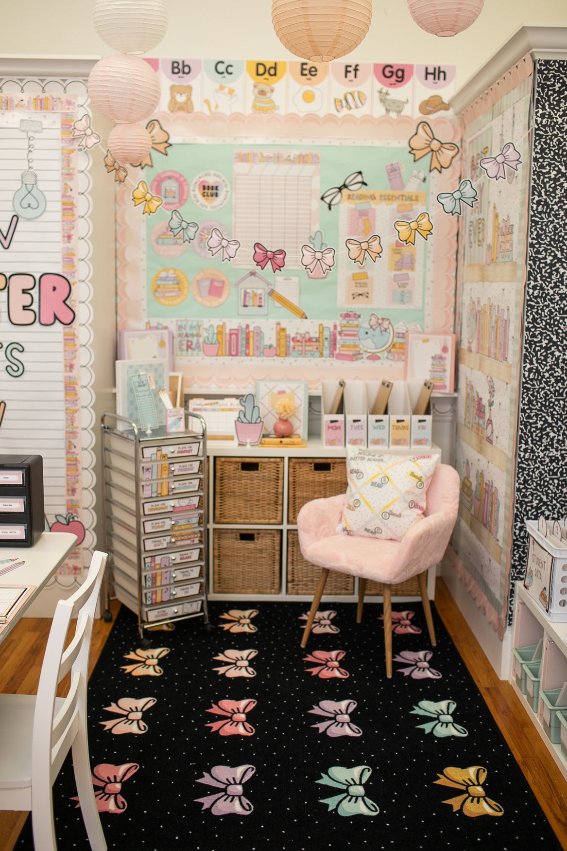 SCHOOLGIRL BOW SIT SPOTS