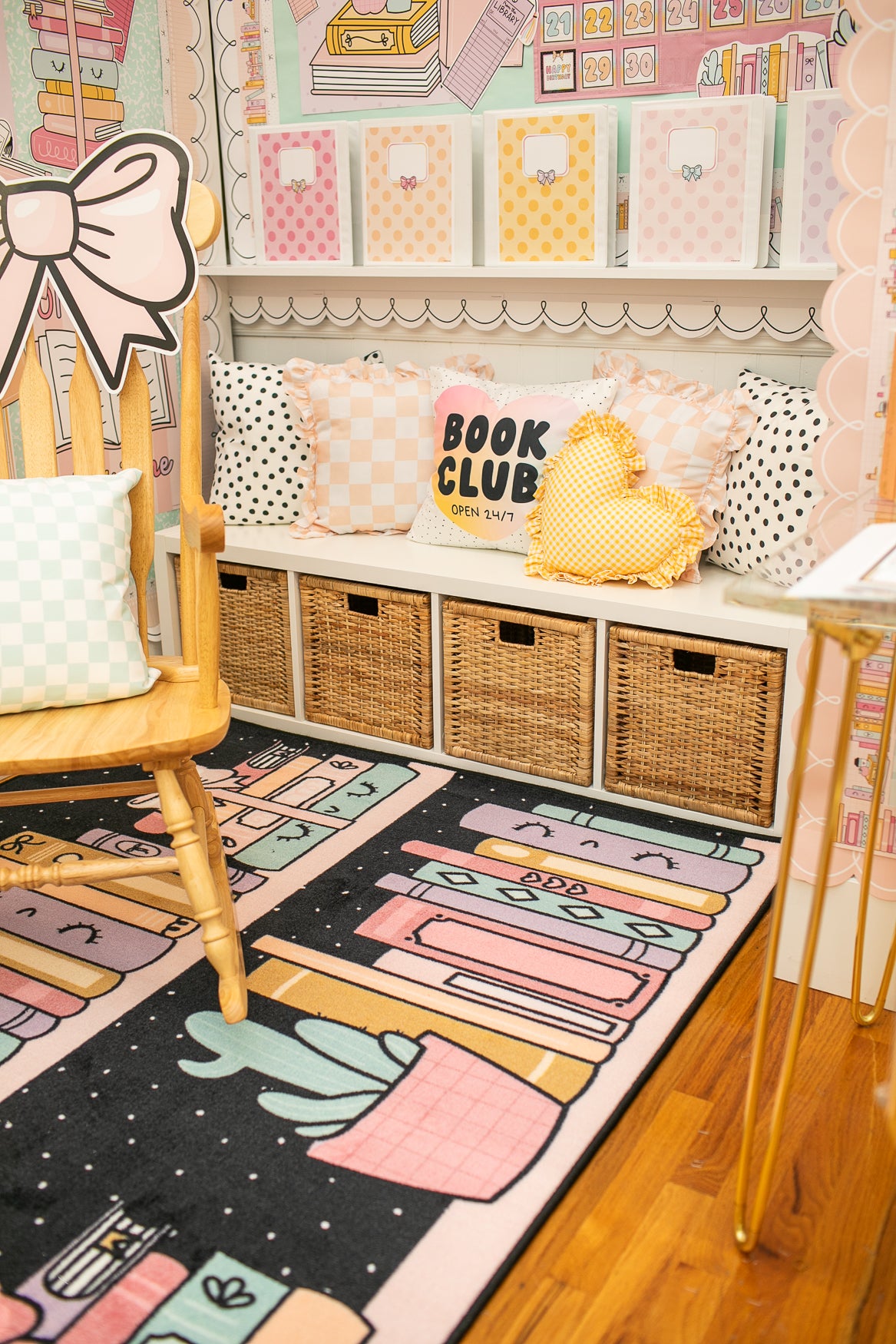 SCHOOLGIRL BOOKSHELF WITH DOTS