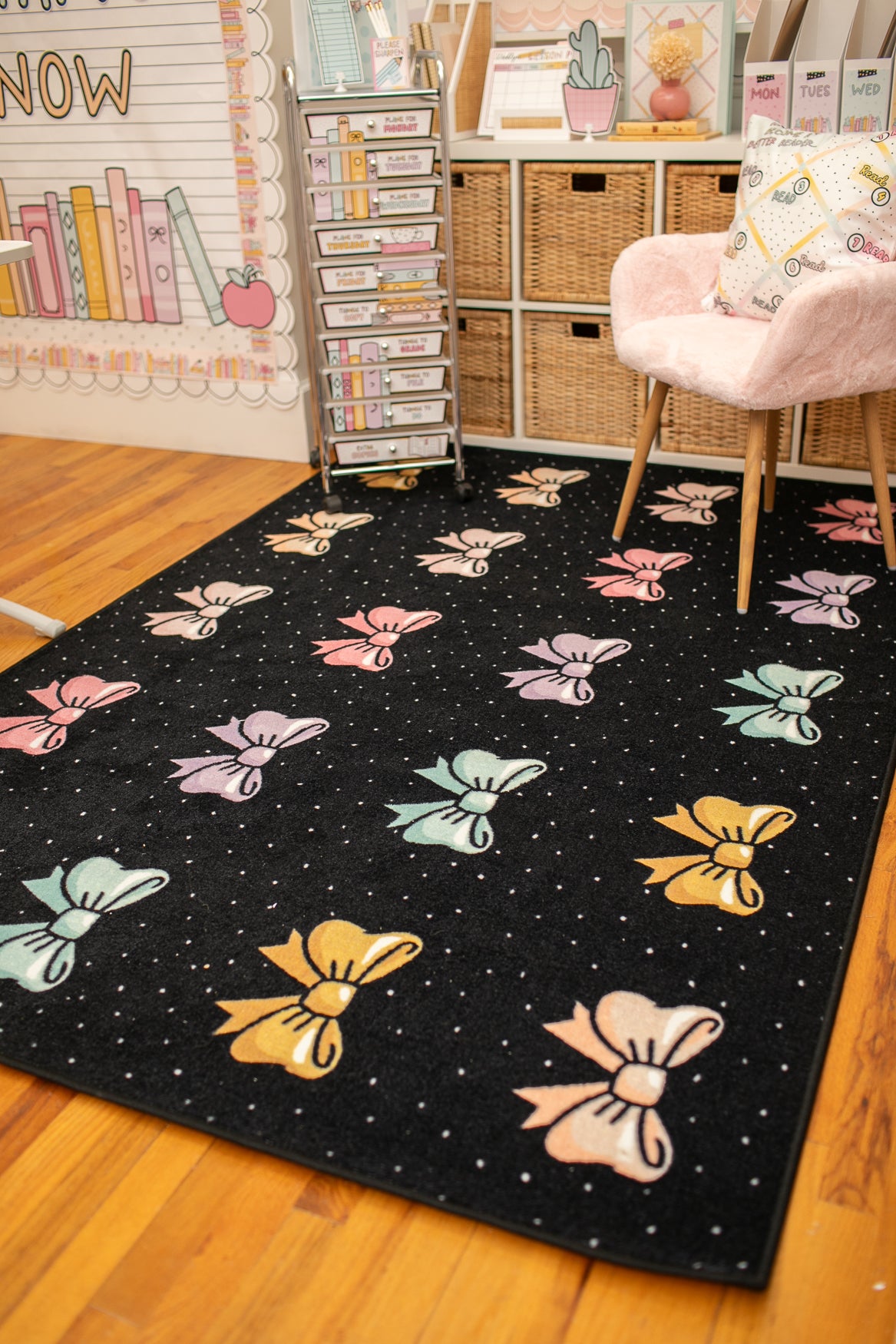 SCHOOLGIRL BOW SIT SPOTS