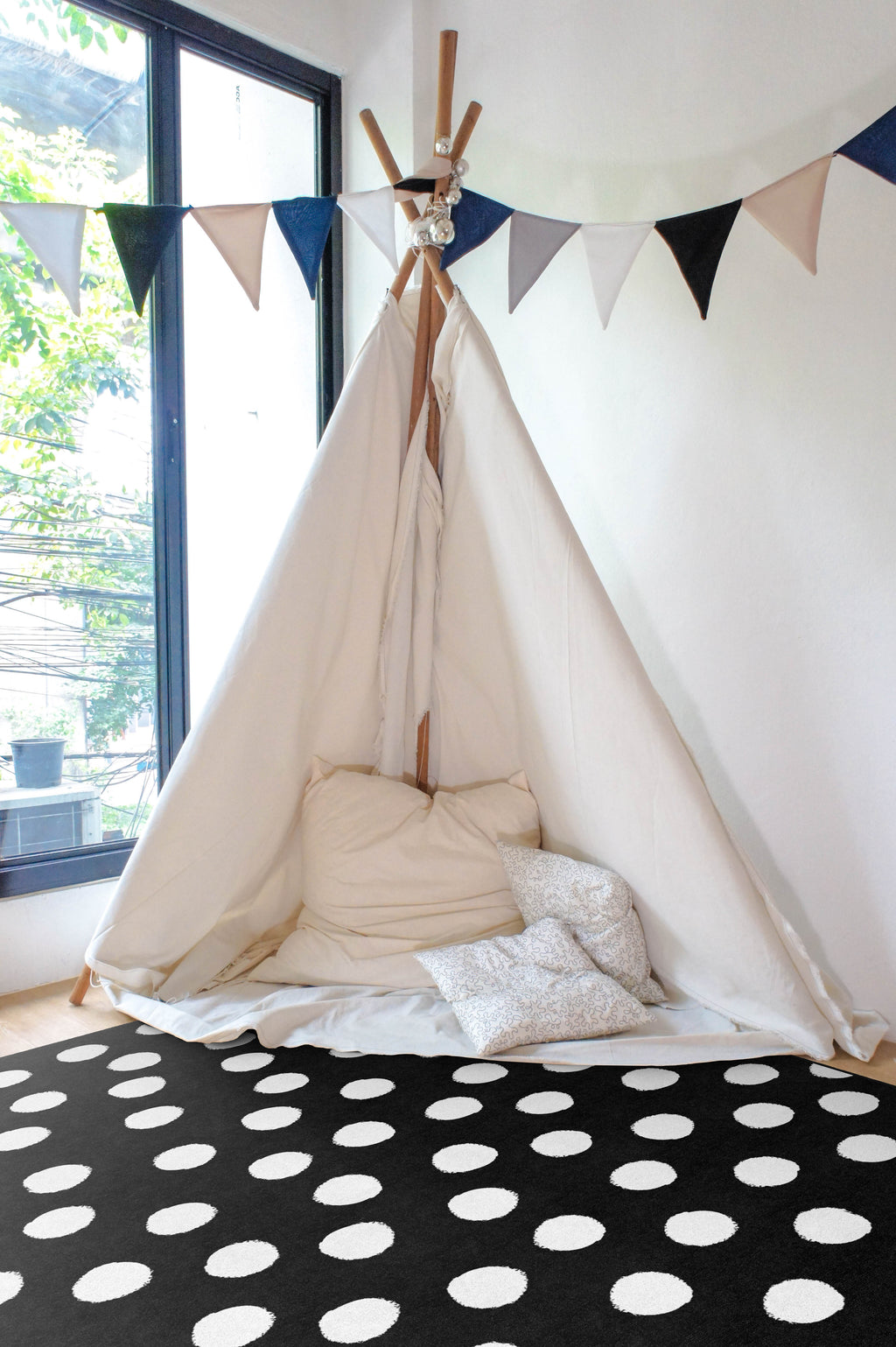 SCHOOLGIRL PICASSO WHITE ON BLACK