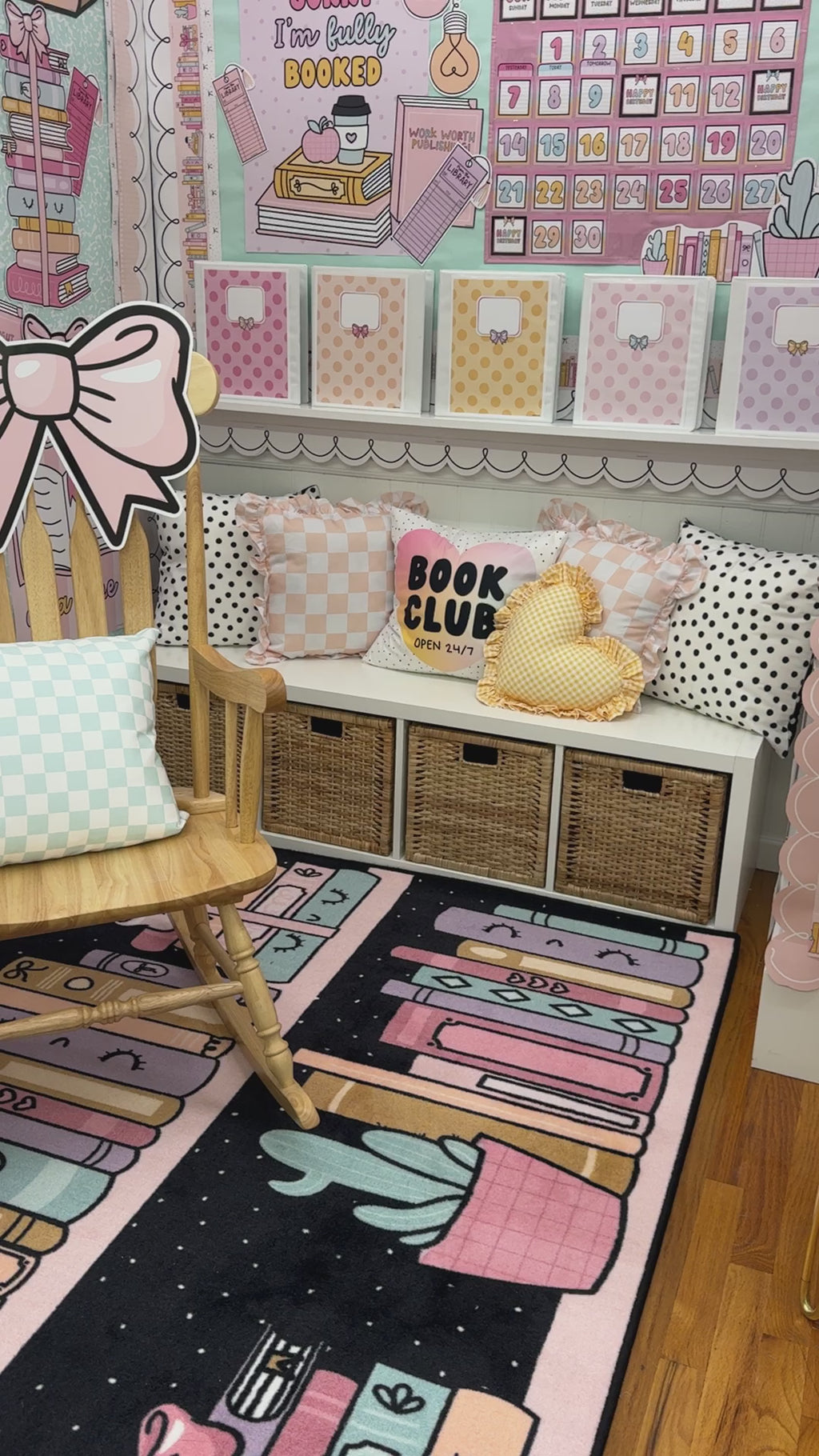 SCHOOLGIRL BOOKSHELF WITH DOTS