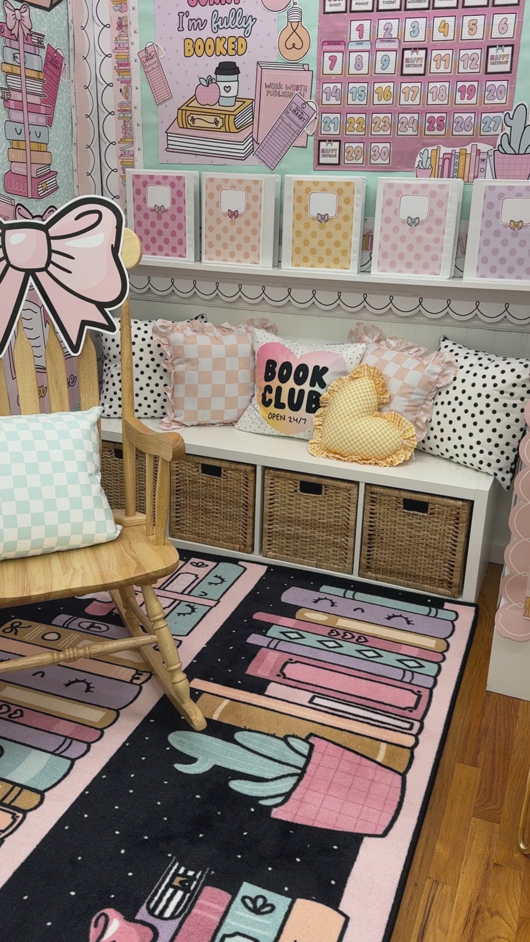 SCHOOLGIRL BOOKSHELF WITH DOTS